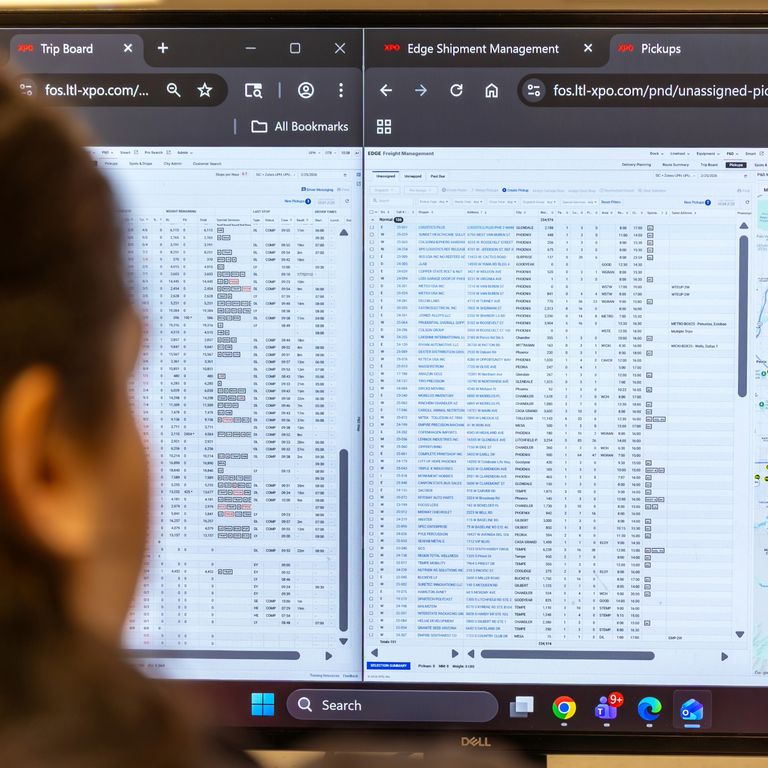XPO employee using edge shipment management