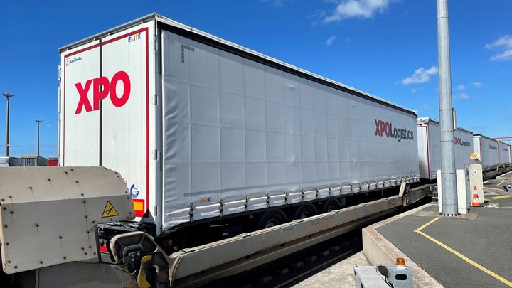 Road rail transport XPO XPO trailer