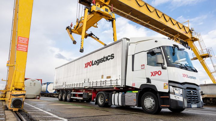 XPO and Schneider Electric rail road solution XPO truck and crane