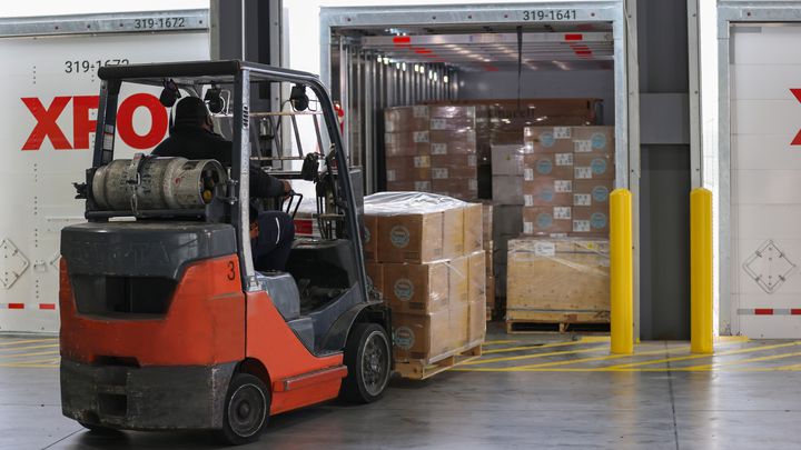 XPO collects 3 tonnes of food for Spanish food banks Forklift loading a XPO truck