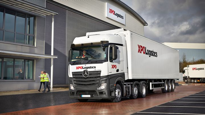 XPO Awarded UK Transport Contract XPO truck in front of warehouse