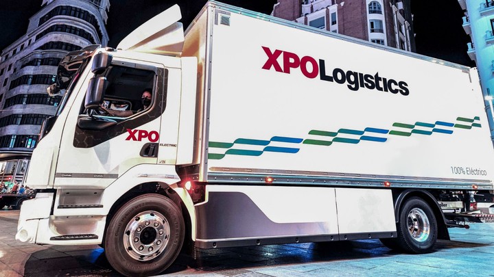 Electric truck XPO Logistics Night delivery with EV truck in Madrid