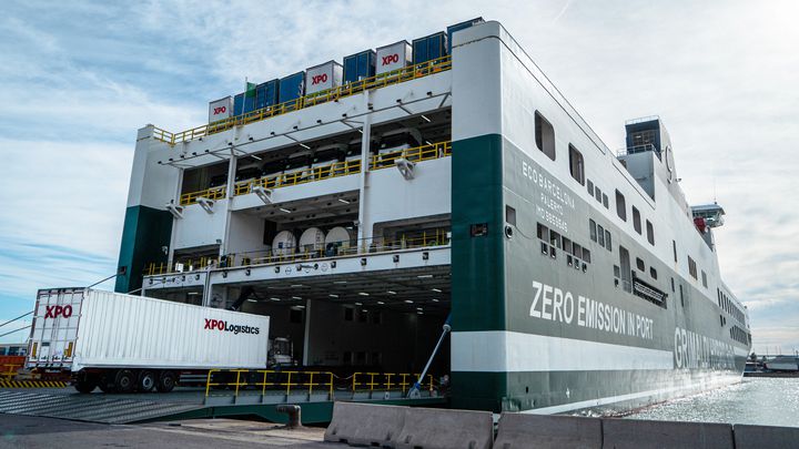 Short sea shipping Spain to Italy Truck infront of the ship