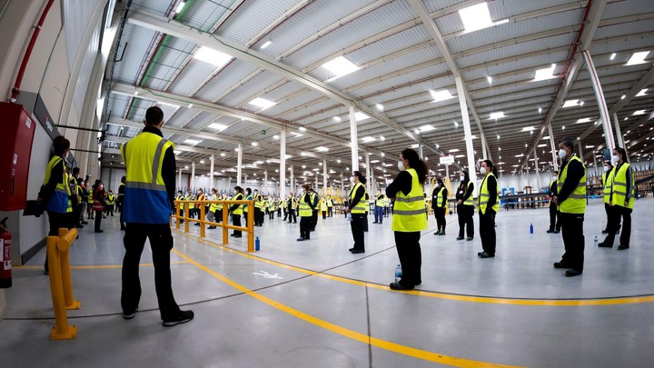 2020 Sustainability report employees in a warehouse social distancing